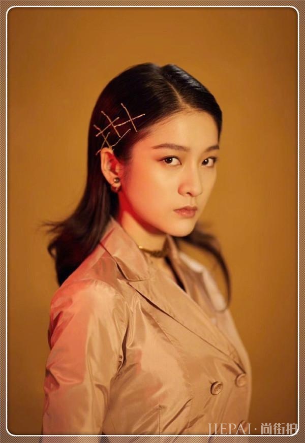 张雪干练西装加魅惑眼线秒变女强人！