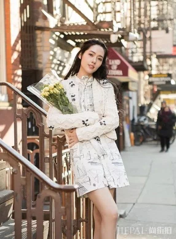 郭碧婷衣品超高,荷叶边露脐装身材太好!