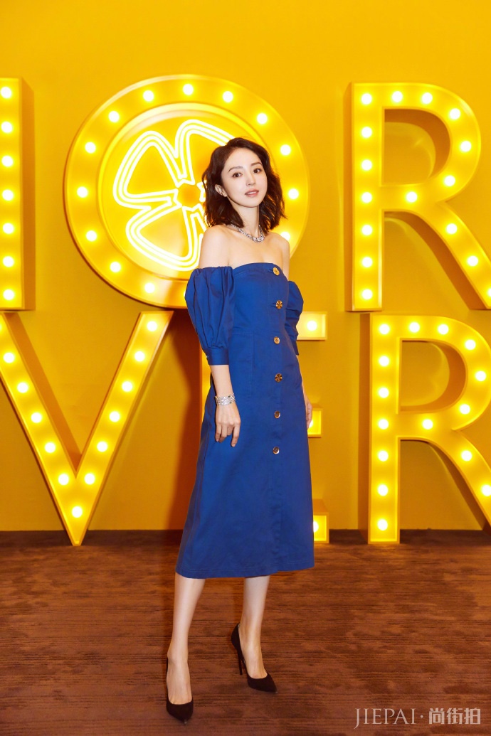 董璇纯白色套肩连衣裙显气质,好美啊