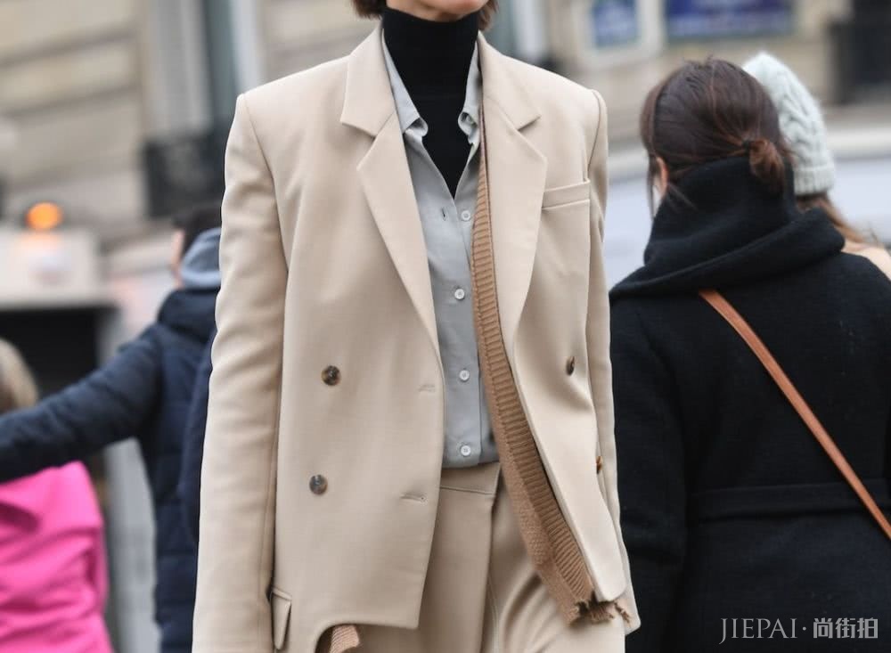 大衣羽绒服里面一件黑色打底衫全搞定