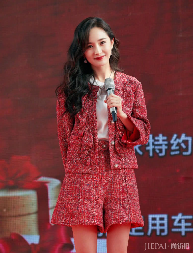 杨幂烫了卷发,气质瞬间变惊艳,穿红色衣服美如少女