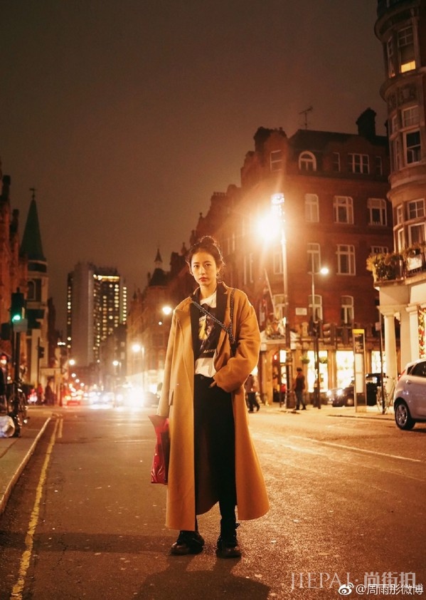 周雨彤的生活照靠衣品圈粉!?