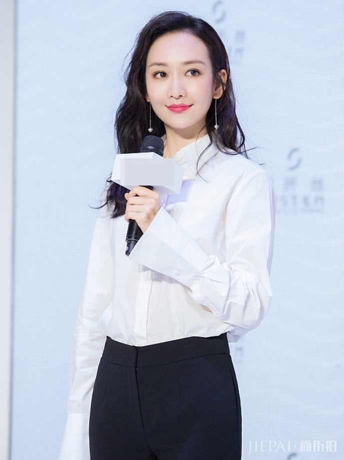 王鸥镯子非要套在鞋子上，却火了“沙漏腿”！