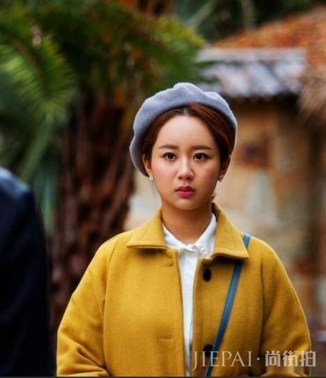 杨紫穿件碎花裙现身,哪家的村姑呢!