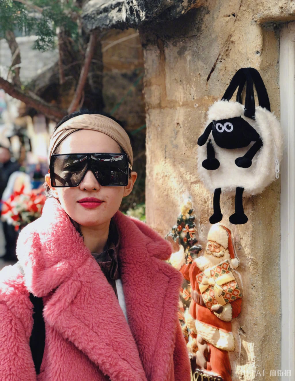 刘亦菲红色衣服搭配驼色发圈,却意外被墨镜抢镜