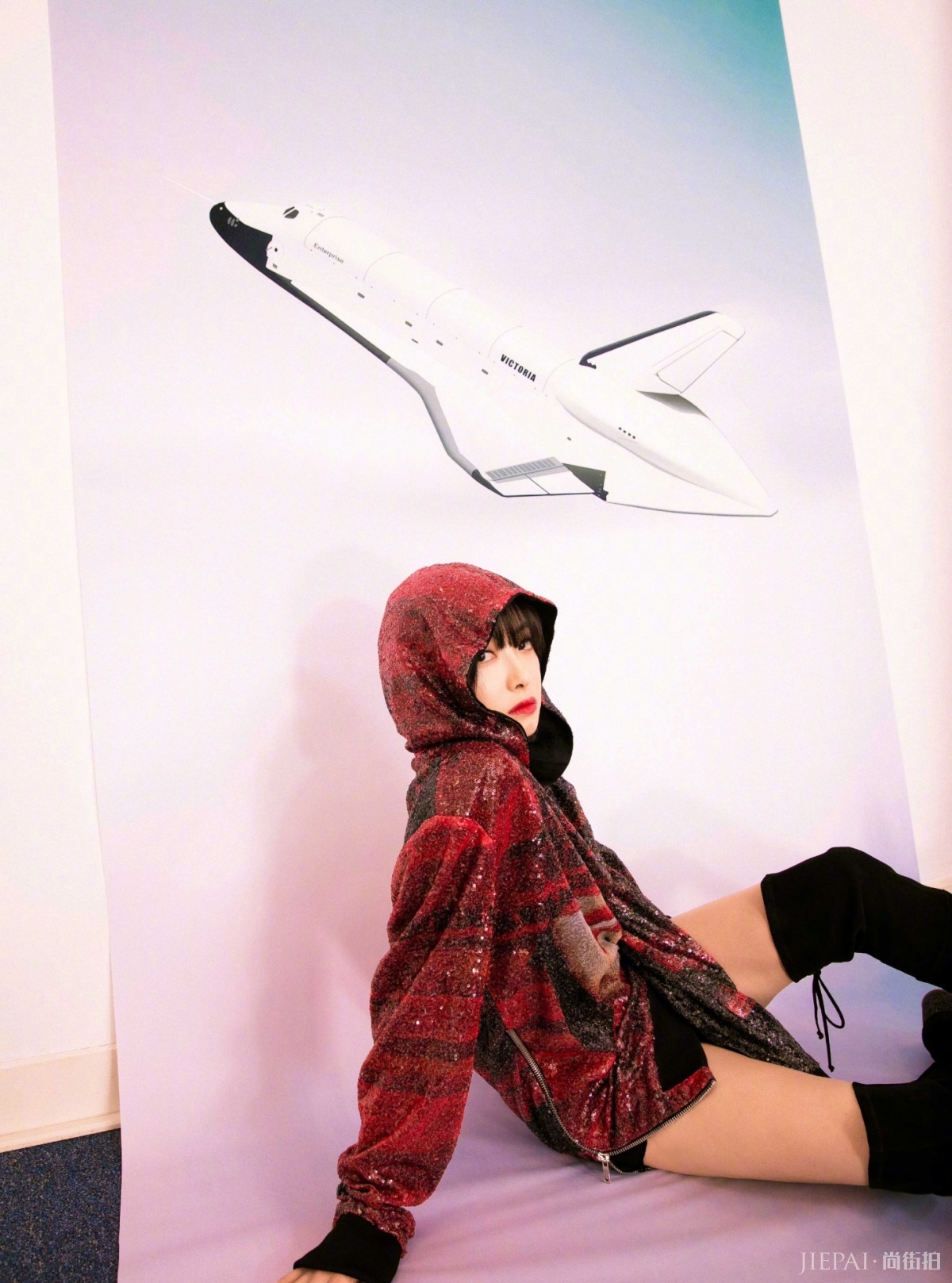 宋茜卫衣搭配过膝靴超显腿长!