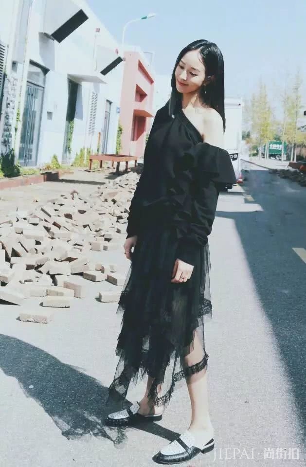 张钧甯圆领卫衣搭配小黑裤,不仅好看还超有女人味