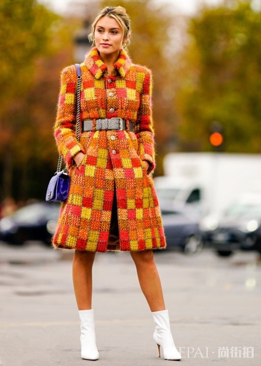 大衣怎么穿洋气?用短靴配合可以使你的身材比例更完美