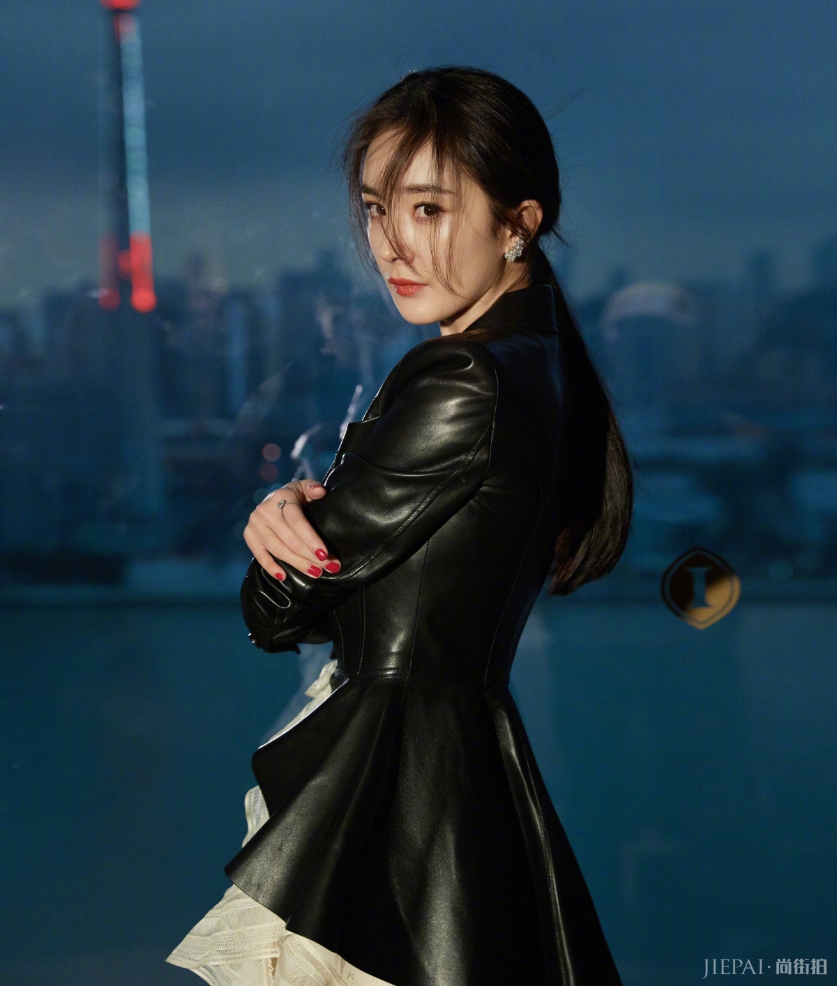 杨幂皮衣混搭荷叶裙李沁的礼服领口太特别！