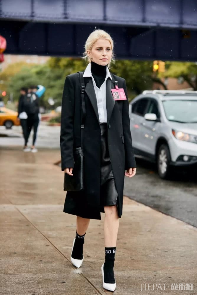 大衣羽绒服里面一件黑色打底衫全搞定