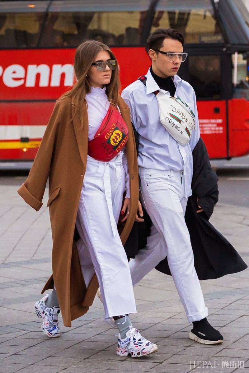 最流行的焦糖色大衣配阔腿裤竟然这么时髦