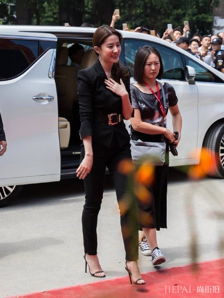 刘亦菲放飞自我？紧身套装，暴露霸屏长腿！