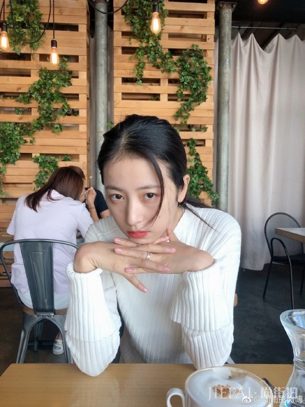 周雨彤的生活照靠衣品圈粉!?