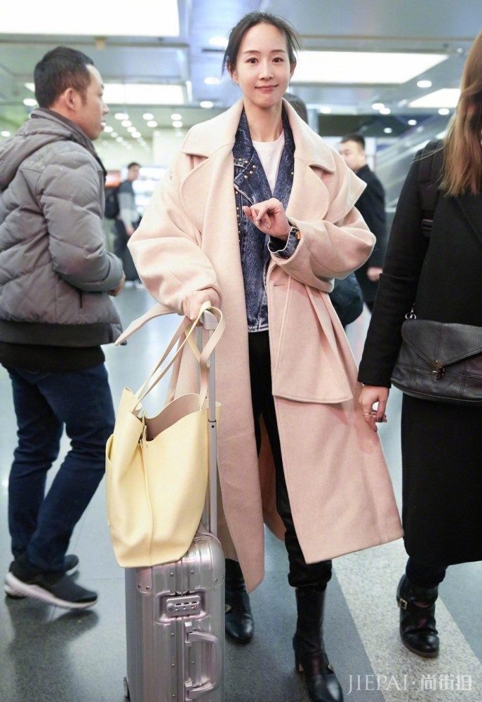 张钧甯机场街拍 大衣搭配皮裤，帅气又时髦！