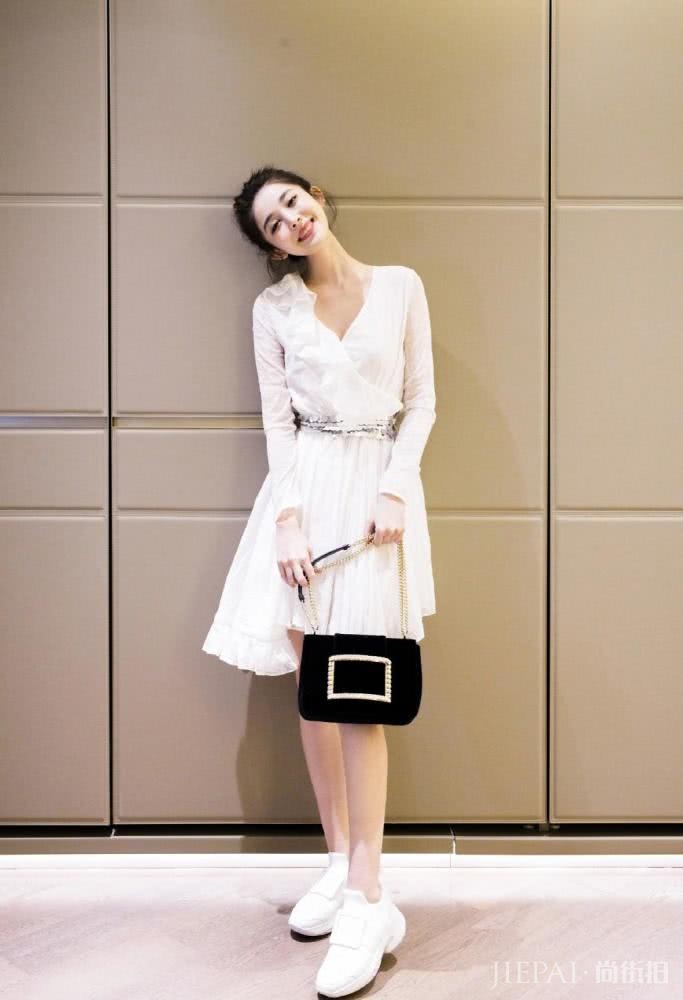 古力娜扎这身搭配光鞋子包包就花了3多,不过穿上美成仙女了