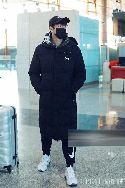 陈楚生穿羽绒服现身,袖口一抹红色增添新年气氛!