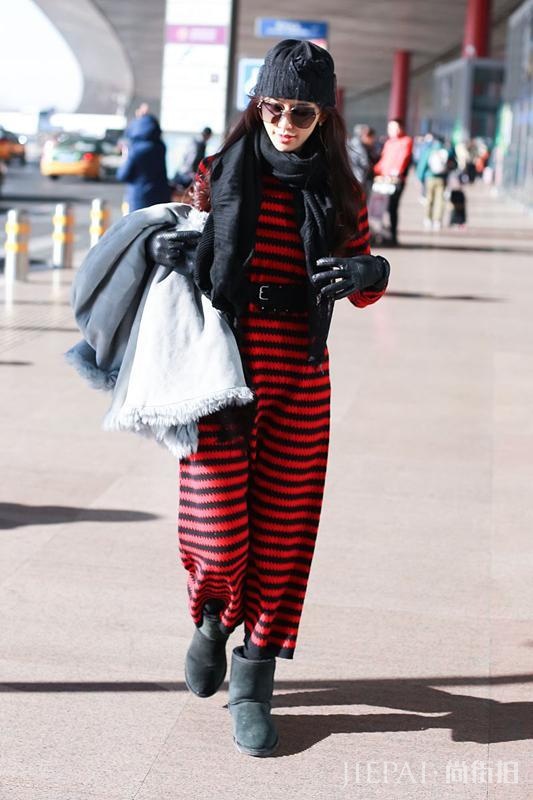 林志玲围巾搭条纹毛衣时髦大气