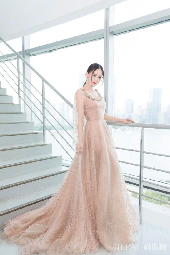 陈乔恩粉裙美回颜值巅峰，气质MAX