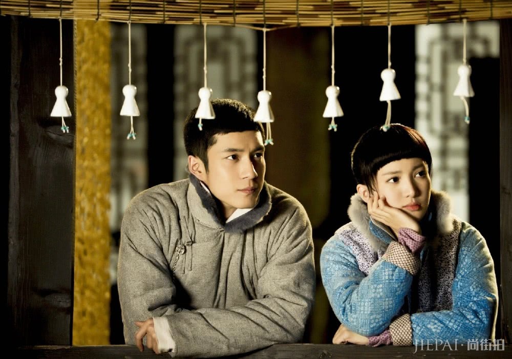 金晨终于烫卷发了,气质更惊艳