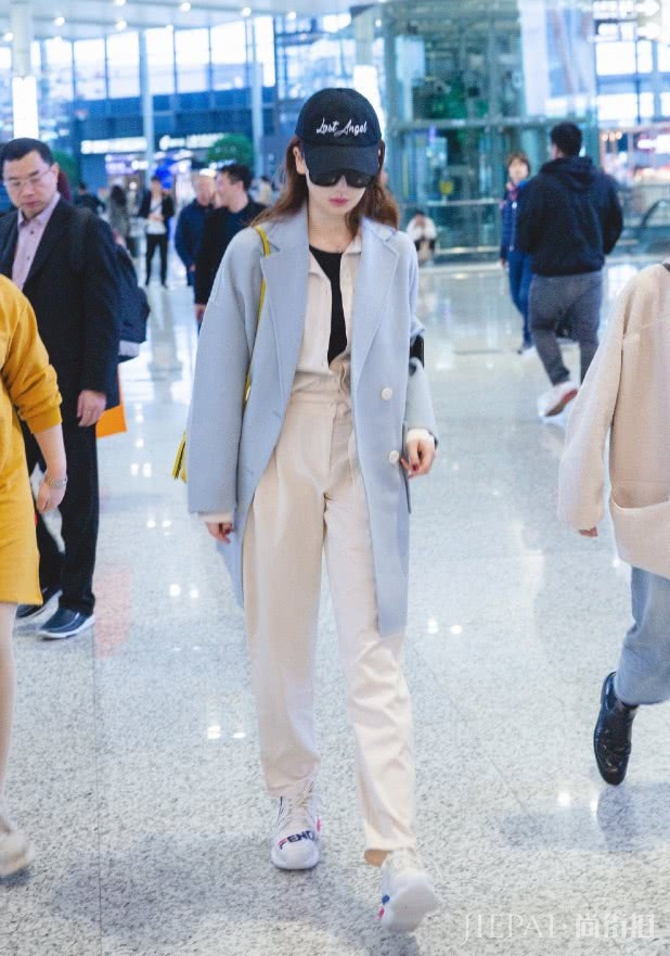 戚薇单鞋居然配上长袜,这时尚有点难懂!