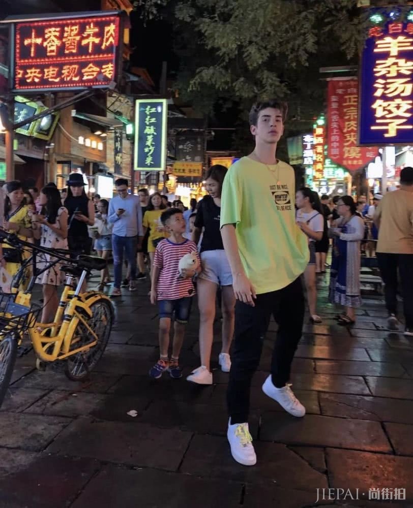 天仙攻Manu Rios 登上了新杂志封面,被Dior看上了