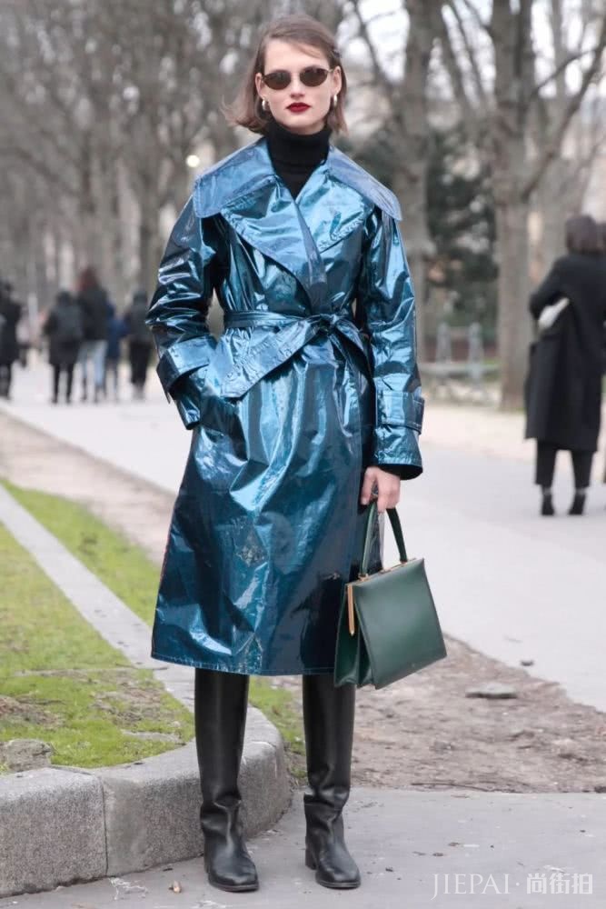 大衣羽绒服里面一件黑色打底衫全搞定