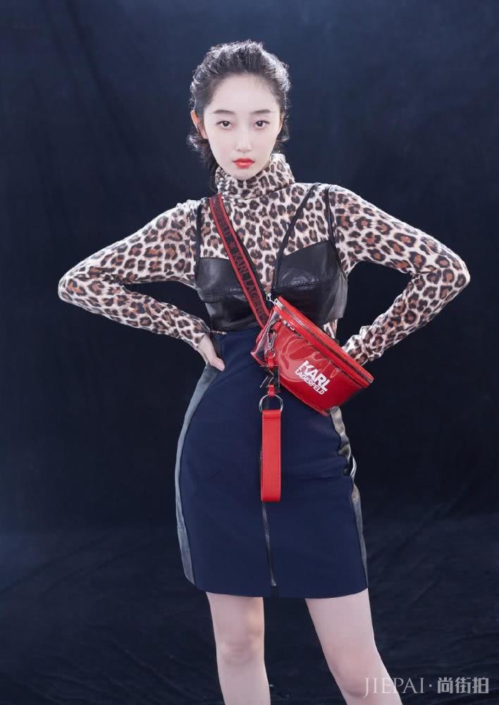 蒋梦婕黑白撞色裙搭配高筒靴子，穿起来比超模还要有气场