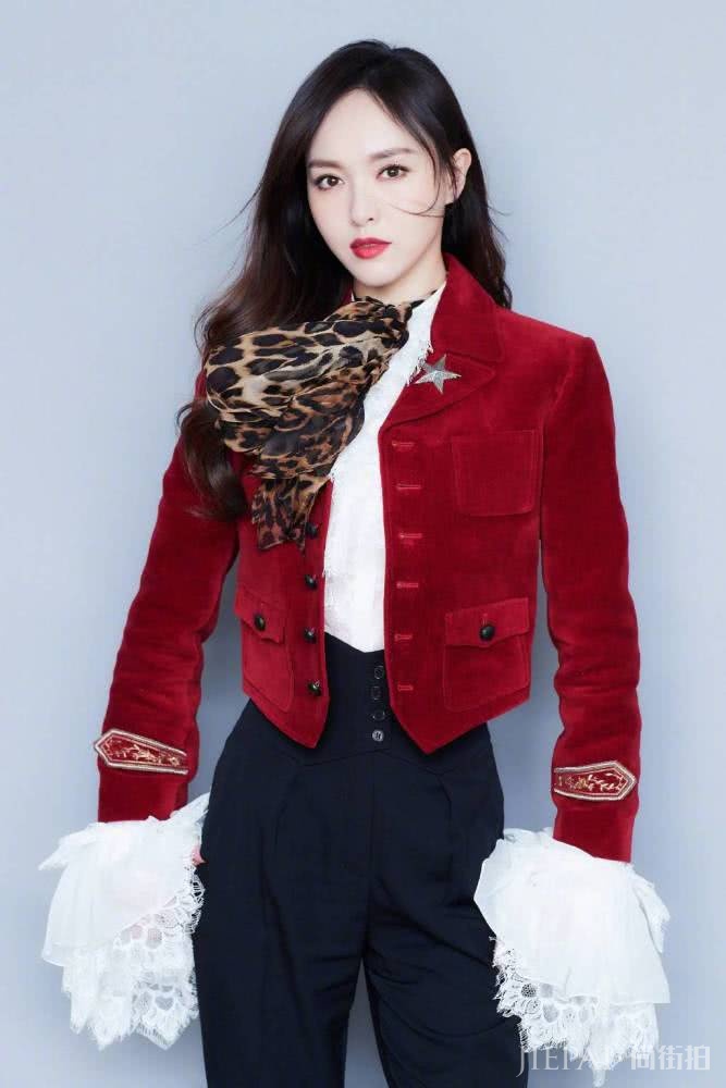 微博之夜,古力娜扎身材就是好,唐嫣C位笑起来还是那么甜