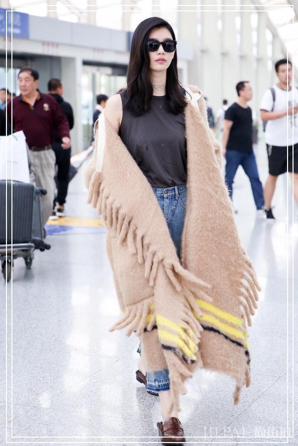 奚梦瑶穿流苏大衣，风格保守何止一点，何猷君真会管教