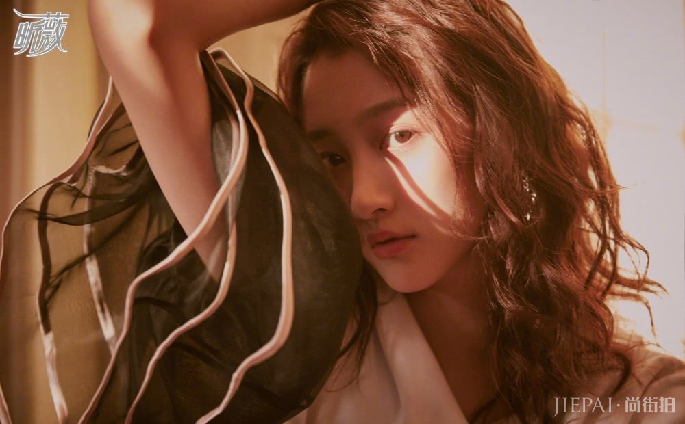 关晓彤烫了小卷毛卷发，终于选对了发型