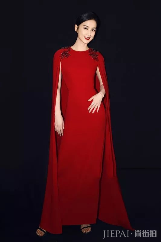 黄圣依穿着大红裙+披肩宛如仙女，艳压群芳成焦点