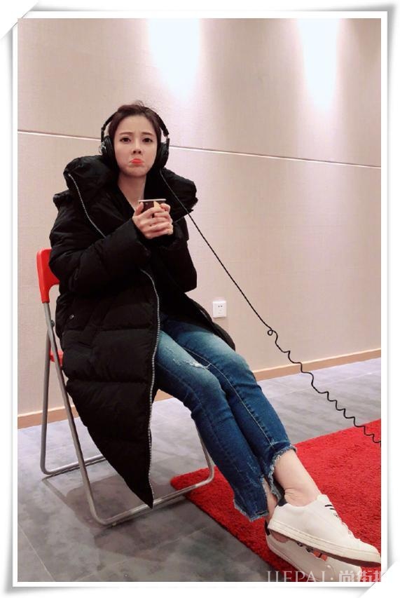 冯提莫穿平底鞋秀出大长腿