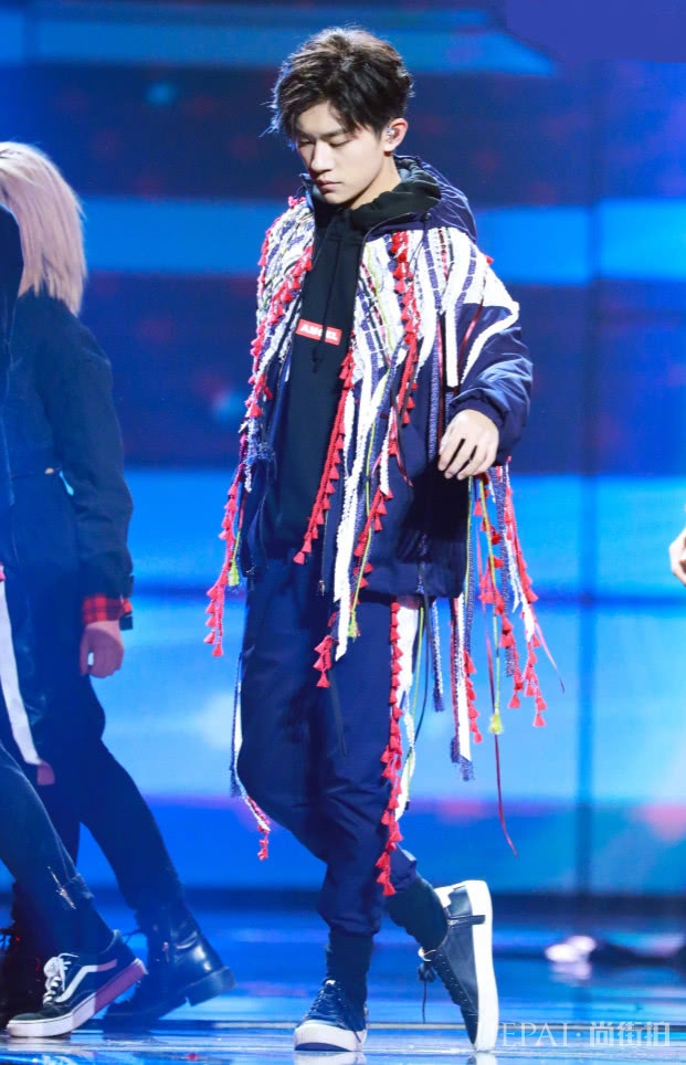 易烊千玺脖子上挂“口哨糖”,意外时尚!