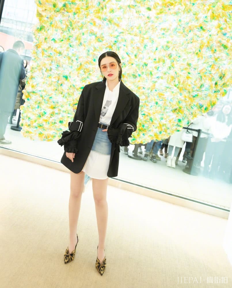 阚清子牛仔裙当封腰，时髦到飞起