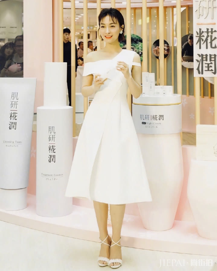 吴昕穿一块“桌布”就完成了蜕变,还穿出货真价实的“泥鳅腿”!