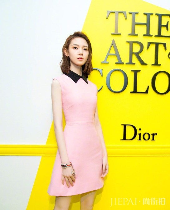 陈瑶居然穿双“镰刀靴”出门,衣品MAX!