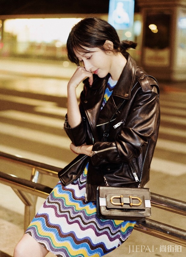 张俪的“扑克套装”最适合职场丽人!