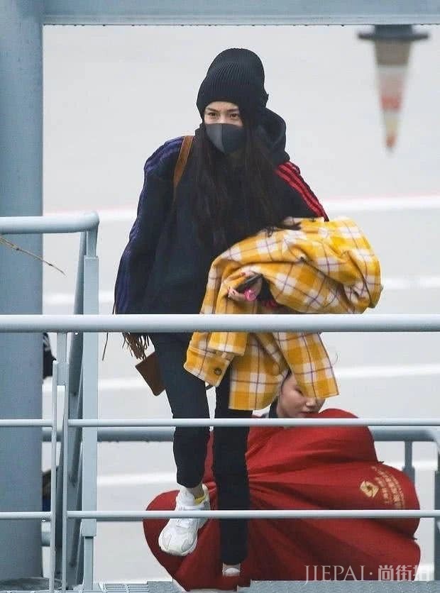 杨幂飘逸长发＋瓜子脸精致爆了，真的美极了！