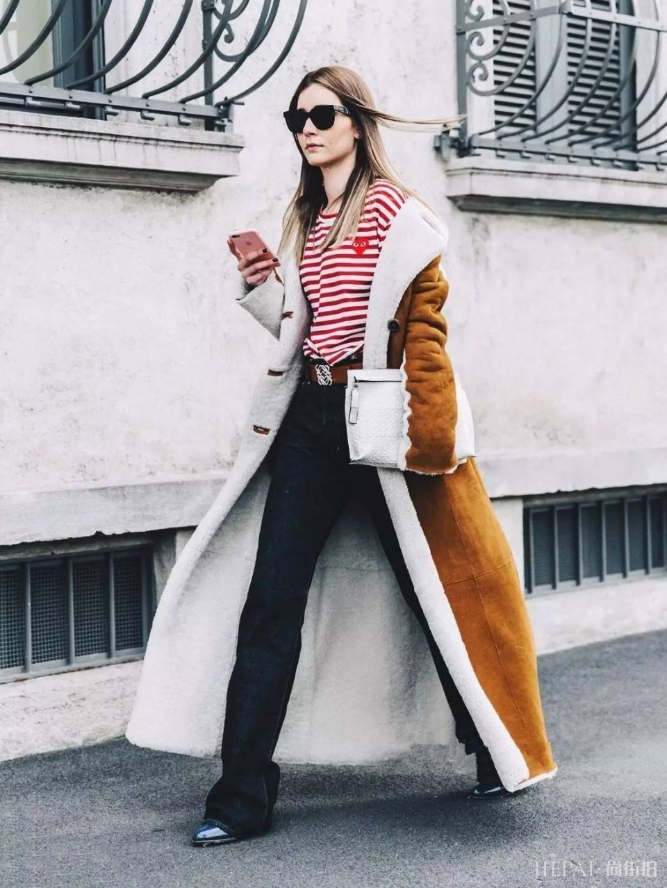 最流行的焦糖色大衣配阔腿裤竟然这么时髦