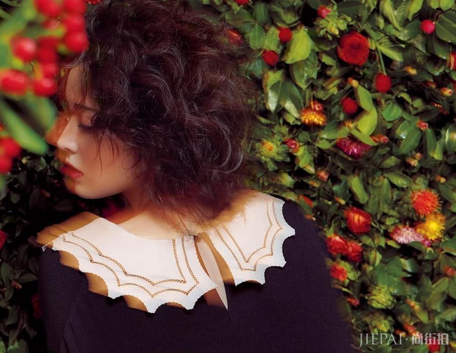 古力娜扎换新发型登时尚杂志，烫复古小卷发，俏皮可爱如油画少女