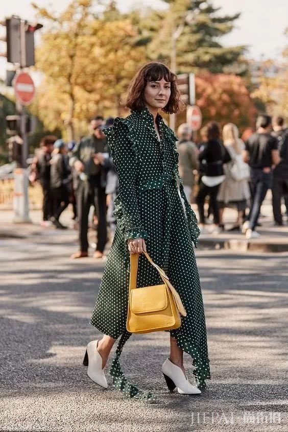 外套内搭的连衣裙有这些