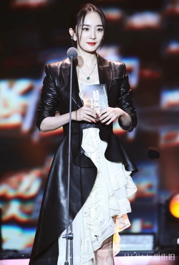 杨幂将皮衣“剪掉”一半秀美腿,又酷又仙!