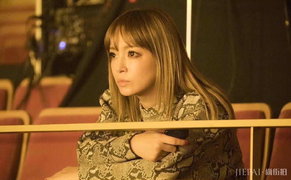 滨崎步街头风造型,搭配画染卷发造型,时尚又好看