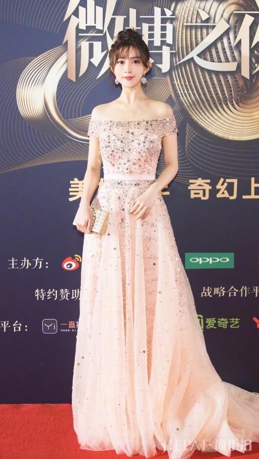 孟子义竟是在裙子外加层“星河”，真正的美上天！