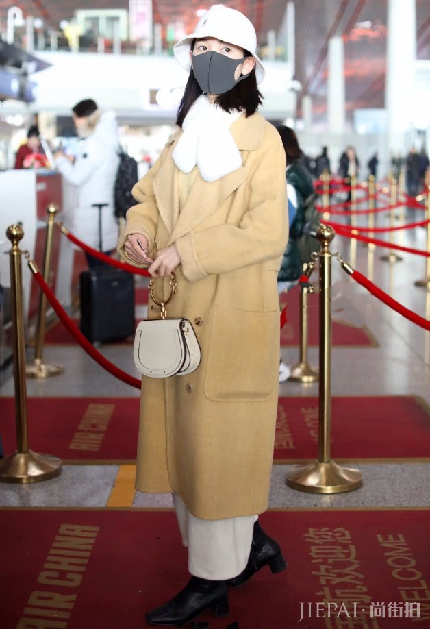 陈瑶带个“娃娃巾”!真是个小可爱啊