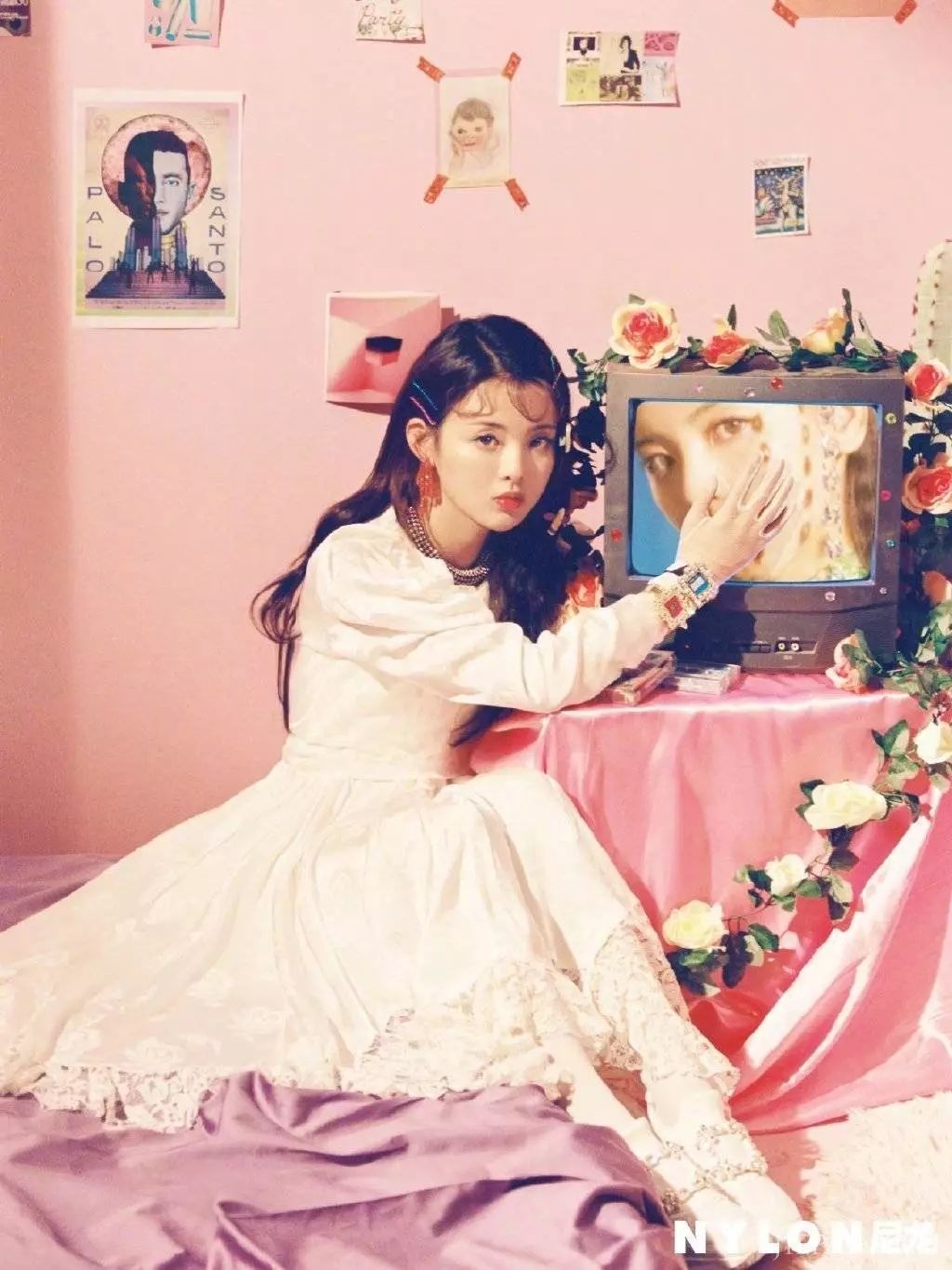 杨超越白色蓬蓬裙甜美公主范,扎马尾的20岁女孩好甜!