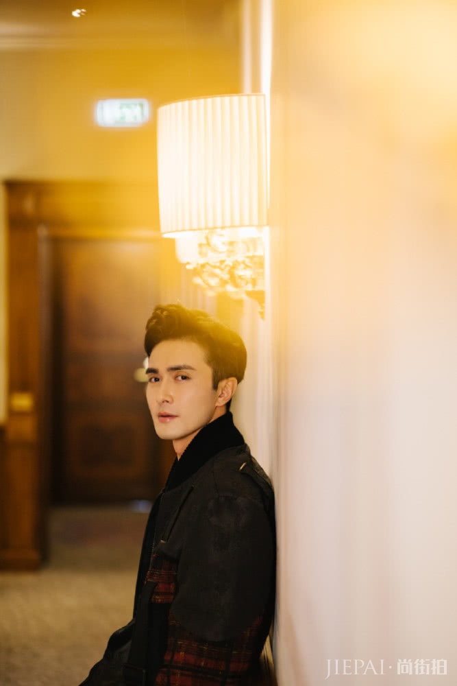 高伟光米兰街拍“侧颜杀”太厉害！穿上西装做型男，但这鞋子抢镜