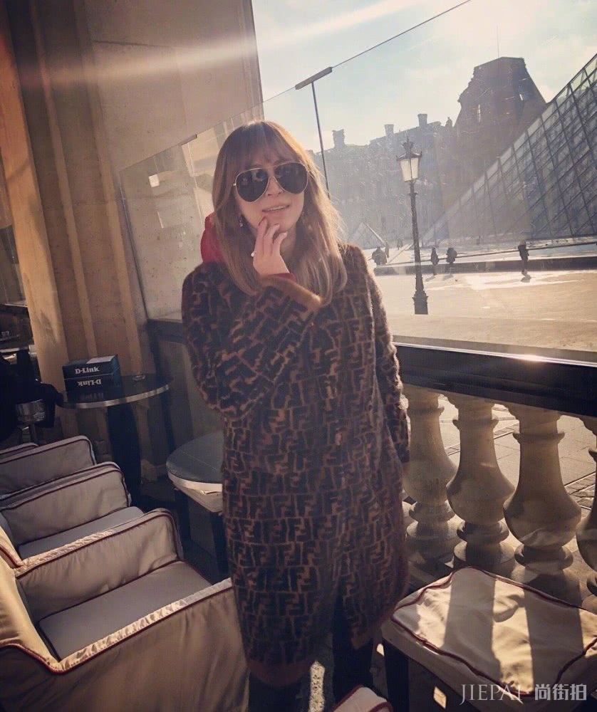 滨崎步街头风造型,搭配画染卷发造型,时尚又好看