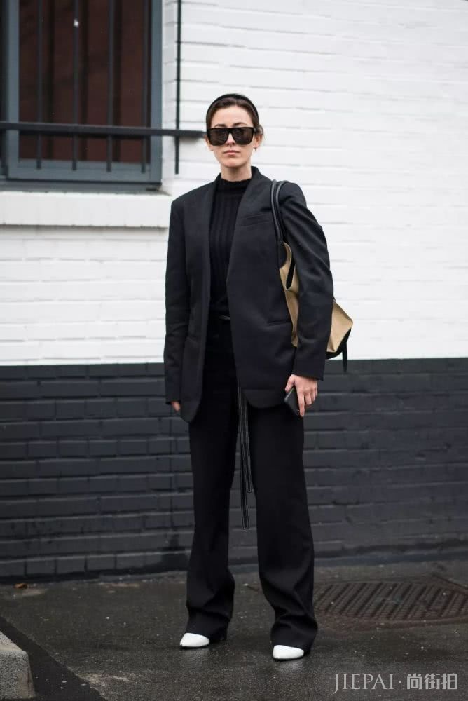 大衣羽绒服里面一件黑色打底衫全搞定