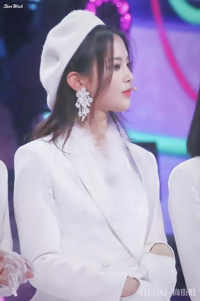 杨超越跨年晚会品味独特，尴尬！